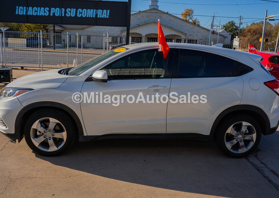 White Honda HR-V 2022