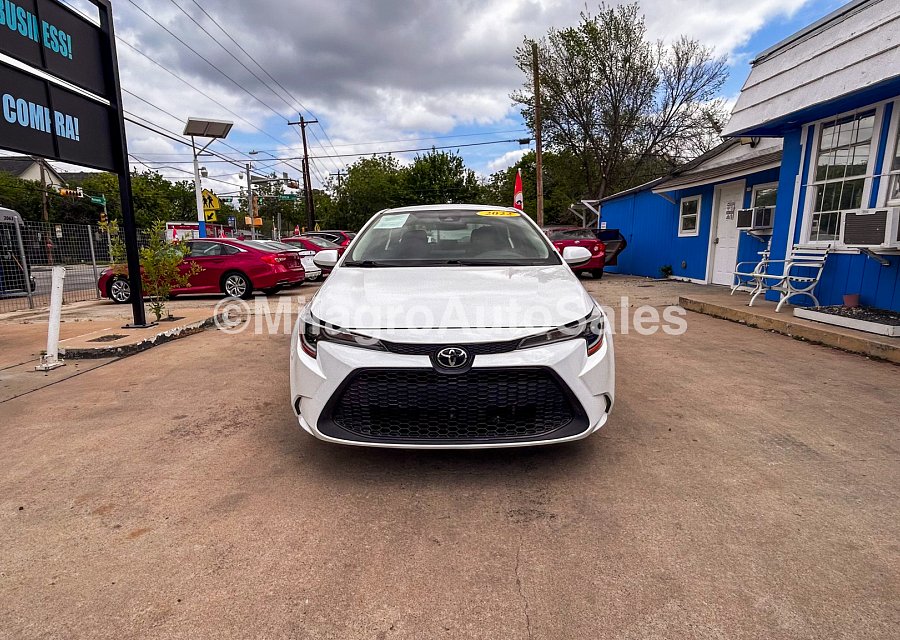 2022 White Toyota Corolla LE